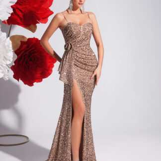 فستان سهرة بلمعة شامبانيا، برقبة هالتر، مع شق جانبي وذيل حورية.