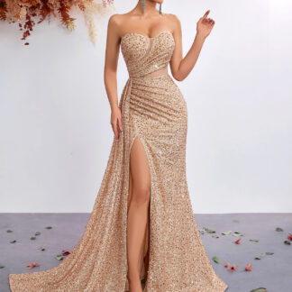 فستان سهرة بدون أكتاف مرصع بالترتر، ذيل حورية مع شق جانبي.