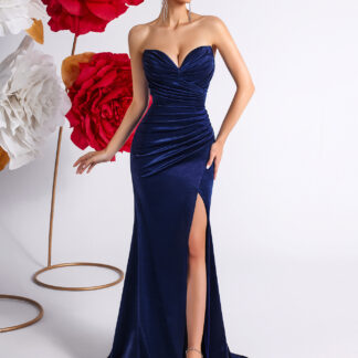 فستان سهرة بدون أكتاف، برقبة على شكل V، مع شق جانبي.