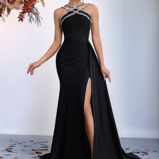 فستان سهرة برقبة هالتر ومرصع بالكرستال، ذيل حورية مع شق جانبي.
