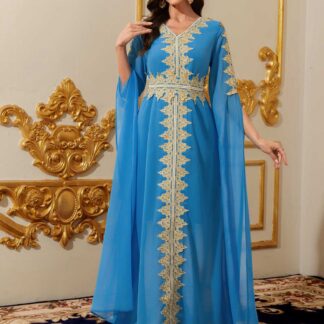 جلابية نسائية طويلة، بأكمام طويدة جداً، بلون واحد وتفاصيل دانتيل.