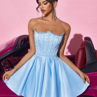 فستان سهرة قصير أزرق فاتح بدون أكتاف ومرصع بالخرز.